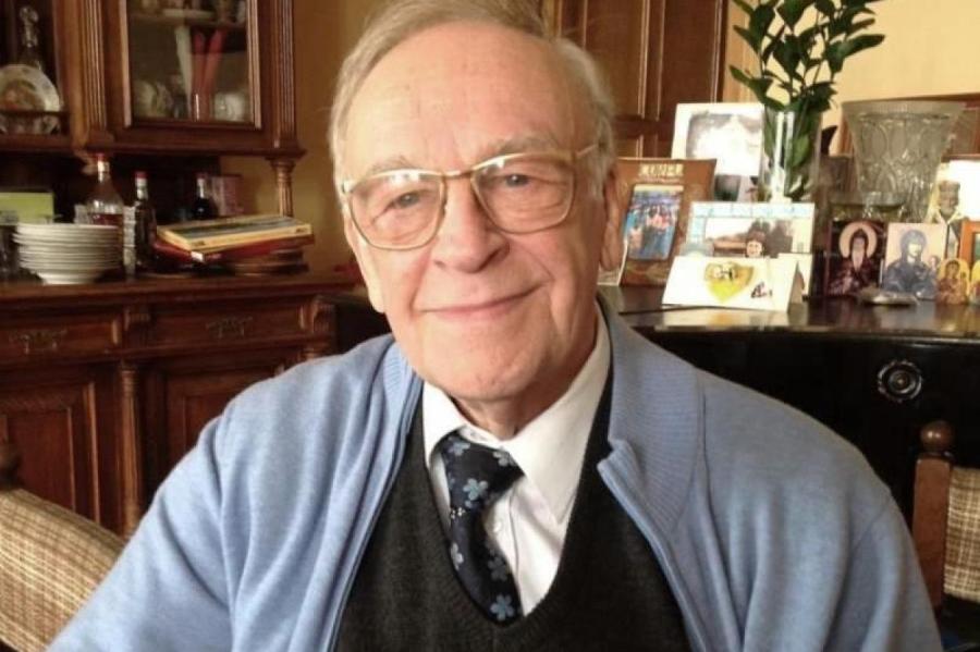 Могила знаменитого диктора Игоря Кириллова зарастает сорняками