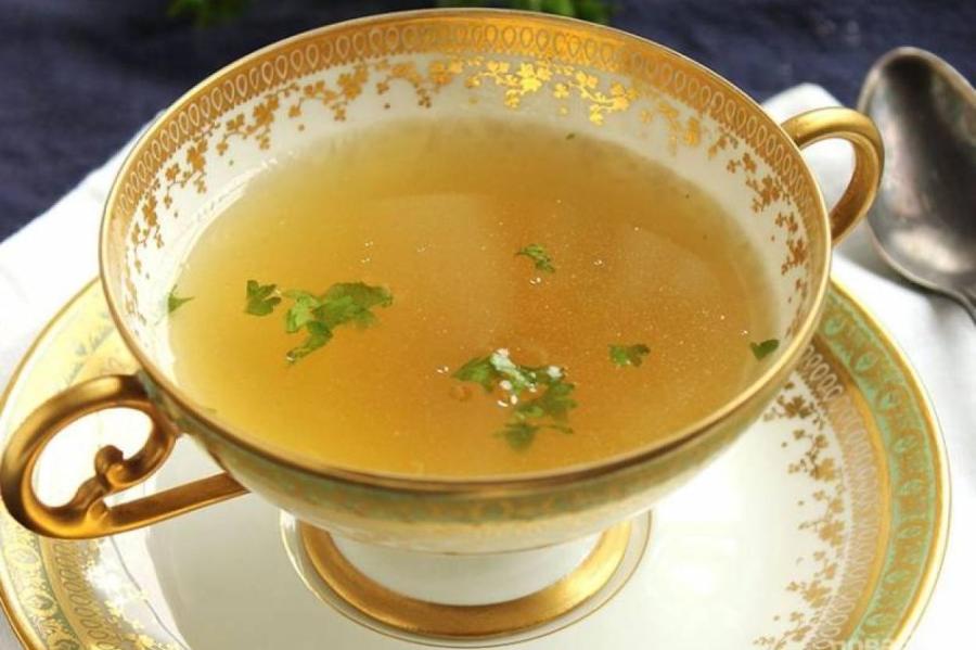 Прозрачный, как вода: просто добавьте этот овощ после закипания бульона