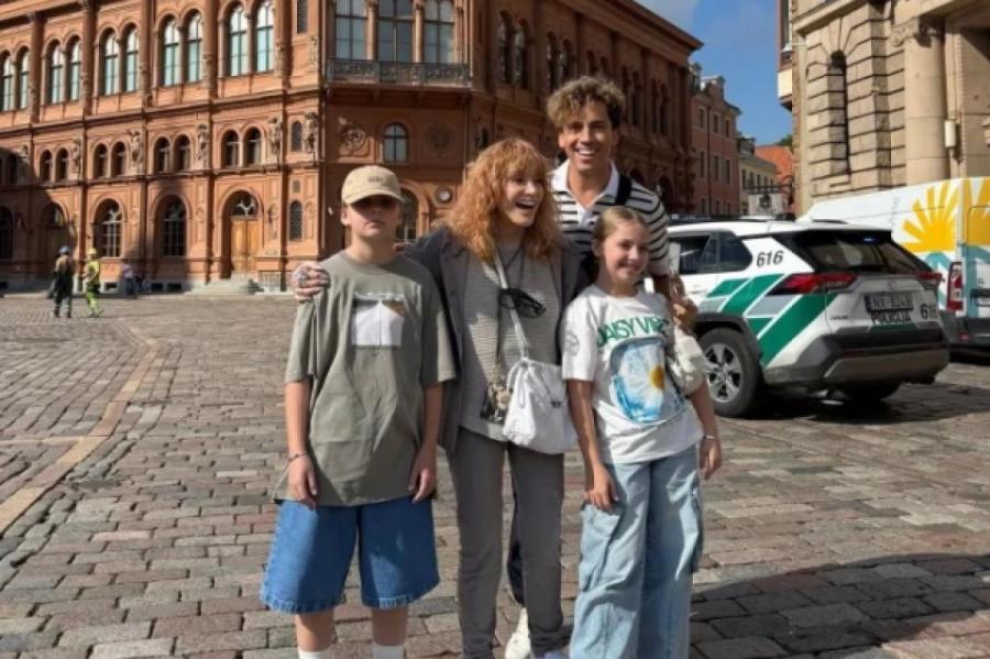 Максима Галкина и Аллу Пугачеву заметили гуляющими по Риге с детьми