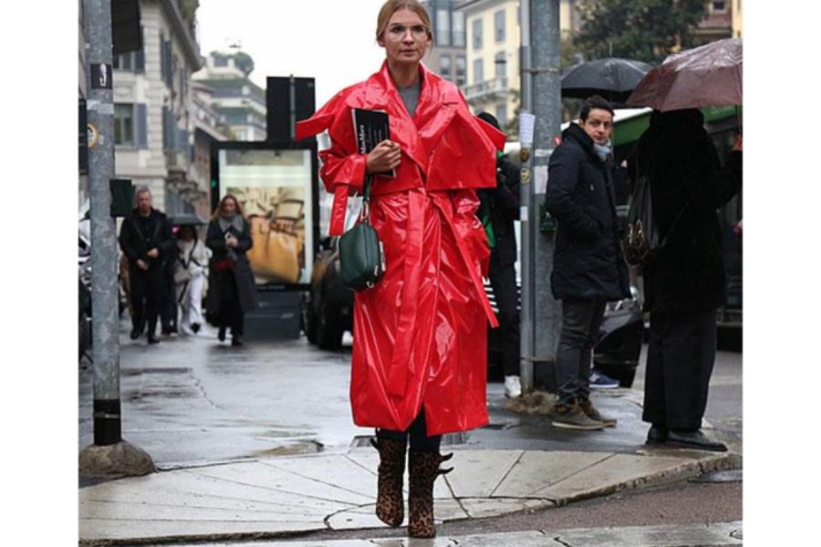 Красный плащ, бомбер и другие интересные идеи верхней одежды на осень