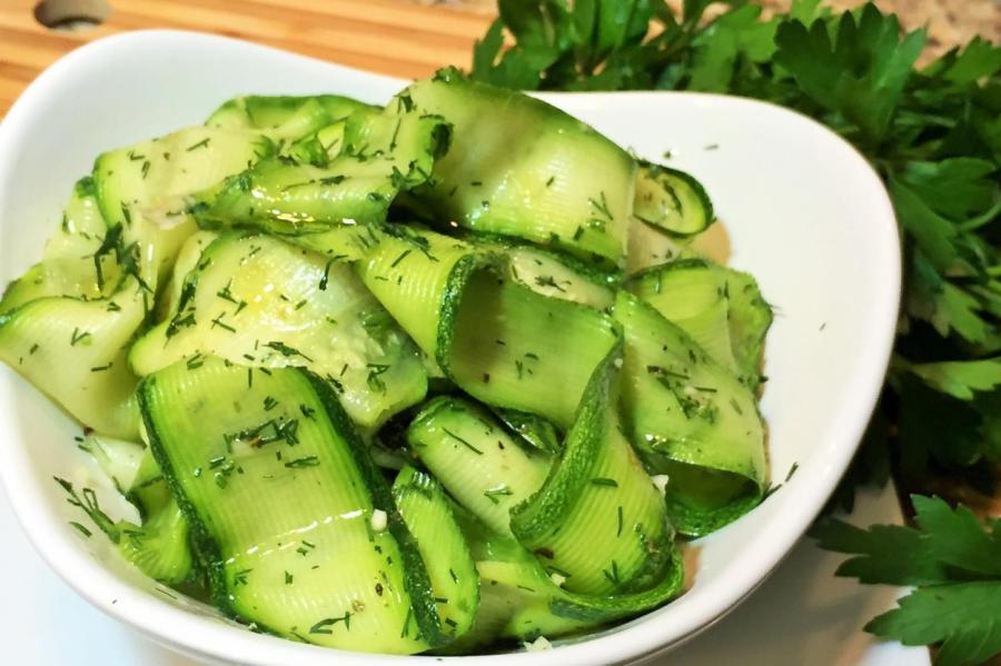 Малосольные кабачки за 10 минут: рецепт быстрой закуски
