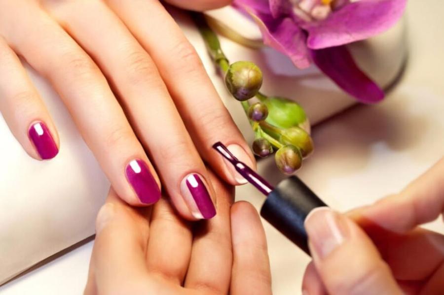 Покусились на святое: с 1 сентября в Европе запретили гель-лаки из-за одного токсичного компонента