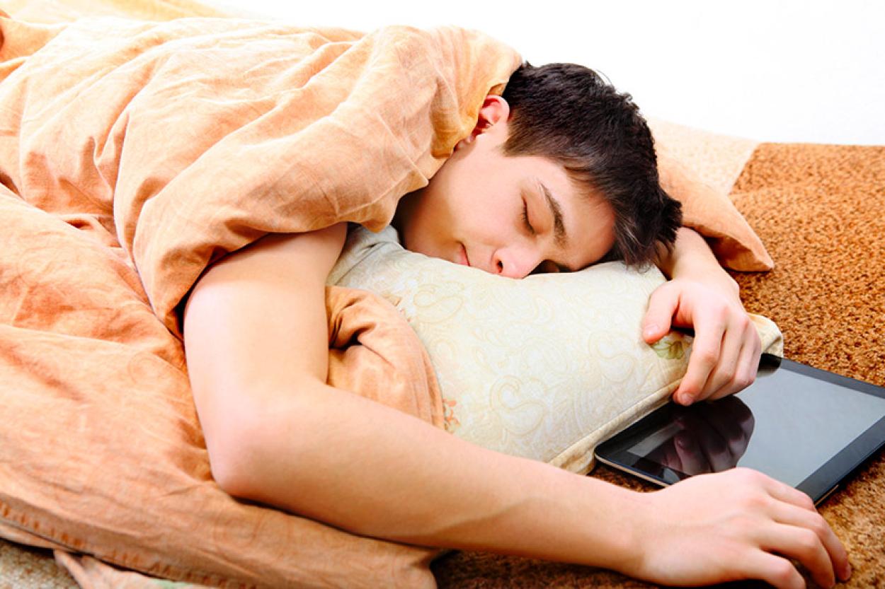 Дело не в гаджетах: почему подростка сложно уложить спать и рано поднять