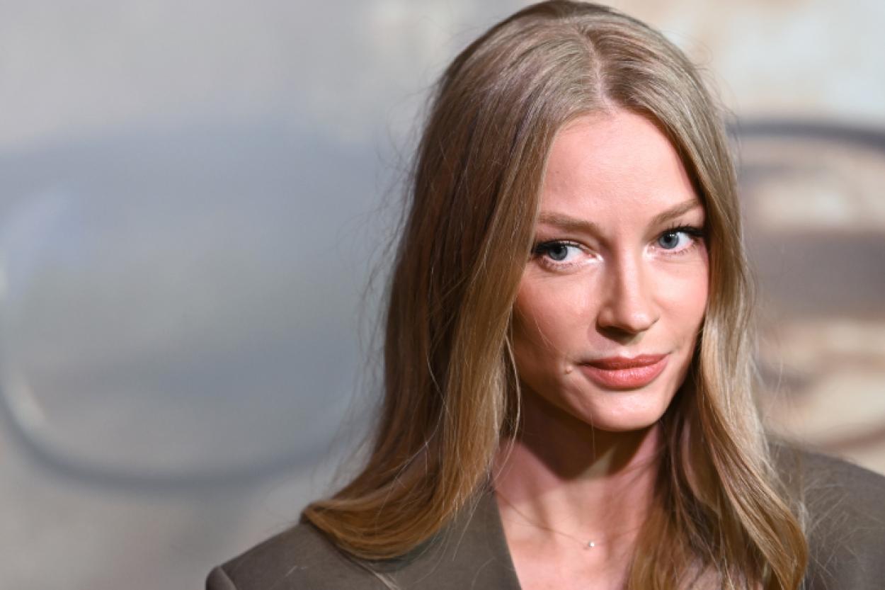 42-летняя Светлана Ходченкова поразила шпагатом в туфлях на платформе