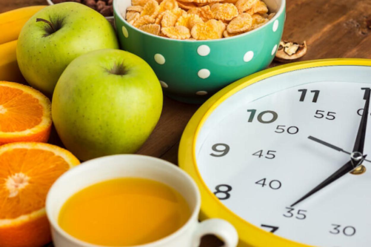 Завтрак до восьми: секрет здоровья и защиты от диабета