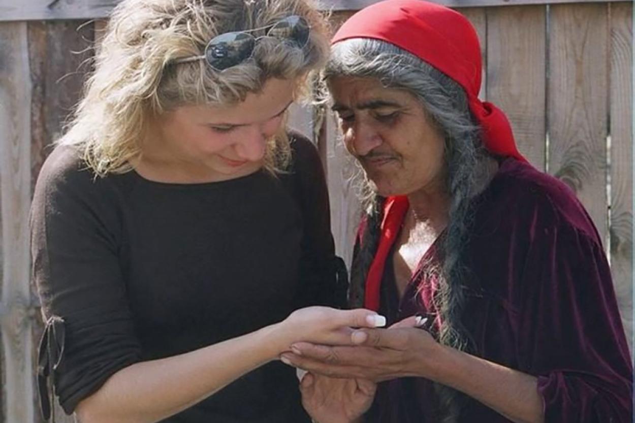 Как действуют уличные мошенники: психотехника «цыганского гипноза» и как от неё защититься