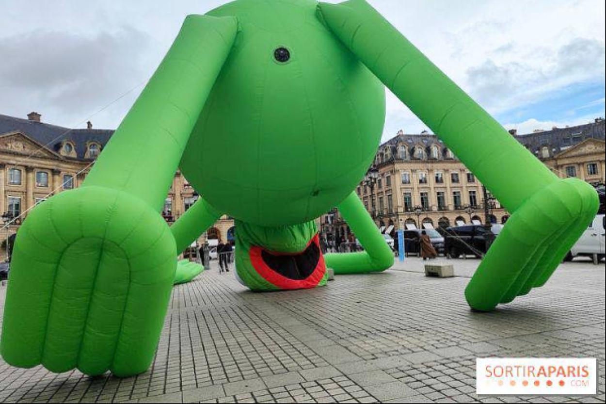 Скандальный американский художник украсил огромной лягушкой центральную площадь Парижа