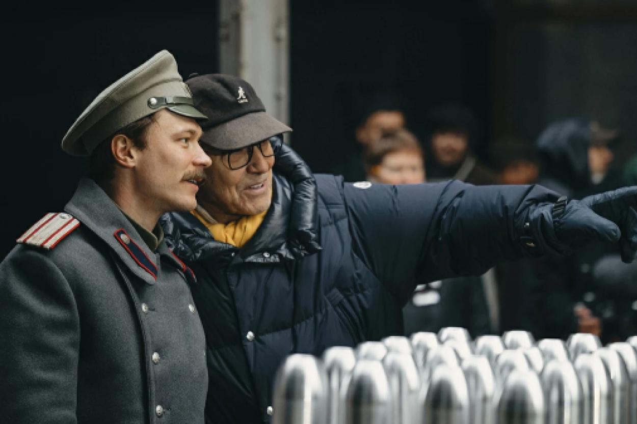 Аристократы и дегенераты: что наснимал 88-летний Кончаловский про революцию