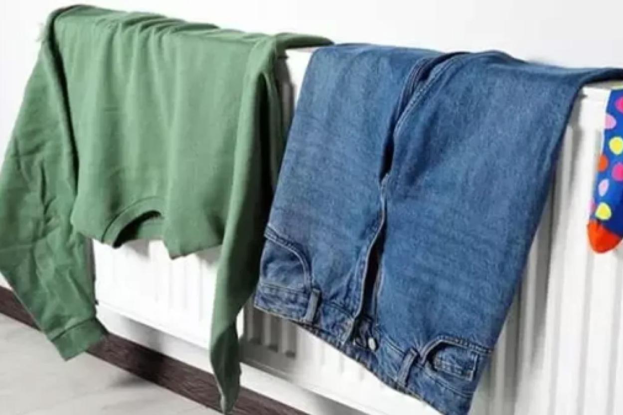 Почему сушить одежду на батарее вредно