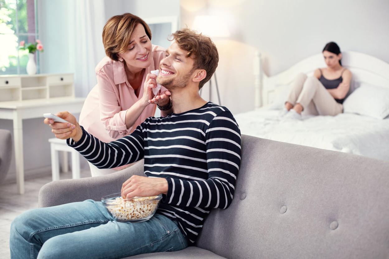 Время взрослеть: почему мужчина после 18 продолжает зависеть от мамы и что делать