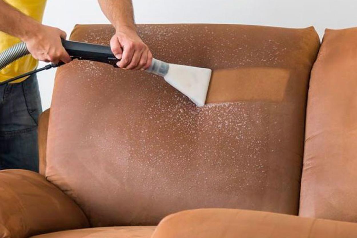Своими руками: как правильно почистить диван