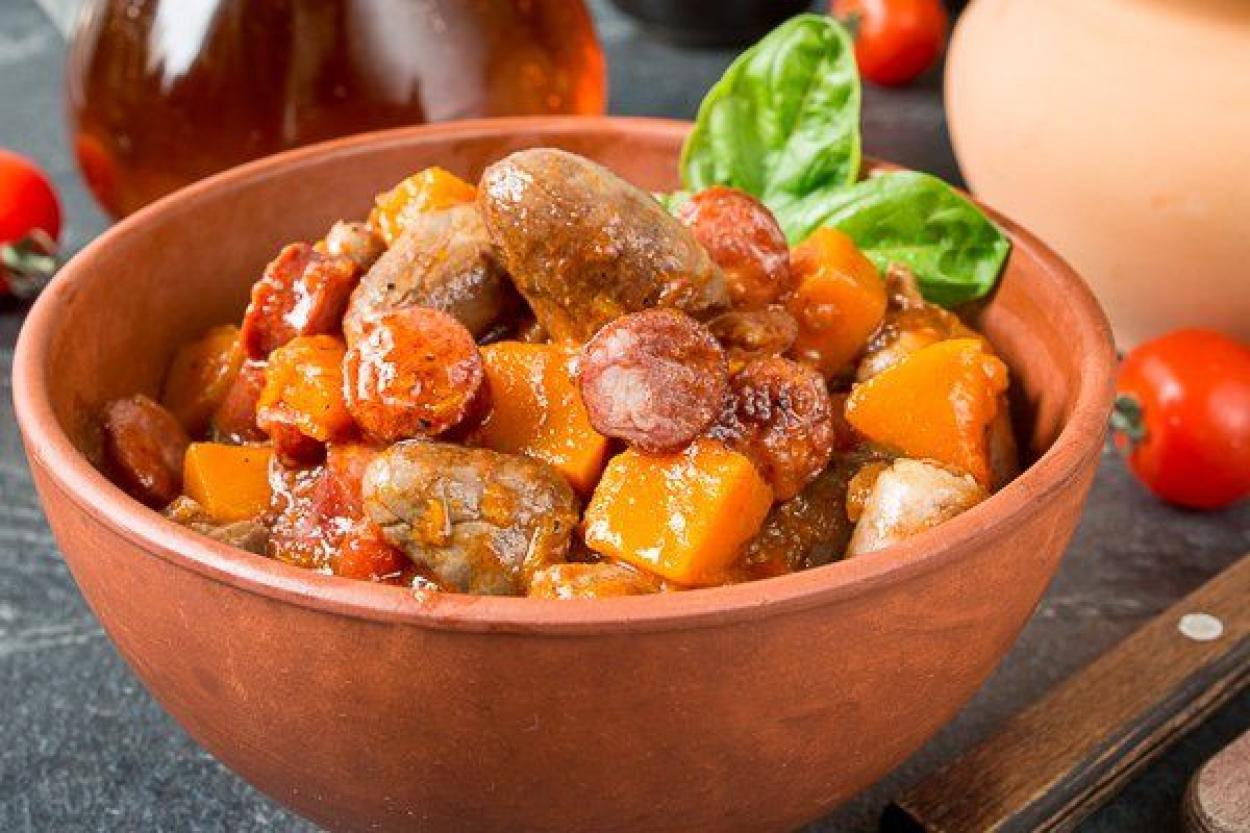 Тыква с колбасками и острым соусом харисса: сытное осеннее блюдо в духовке