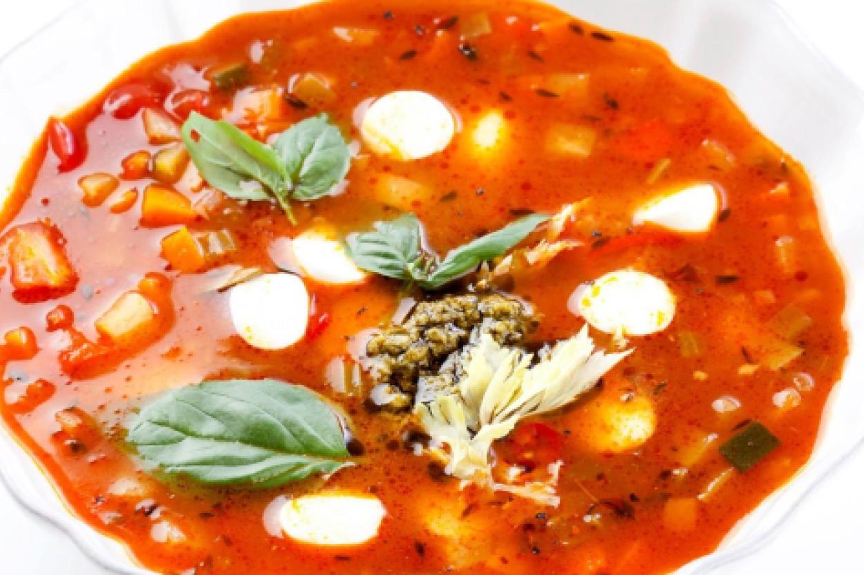 Минестроне по-итальянски: ароматный суп с моцареллой и пастой