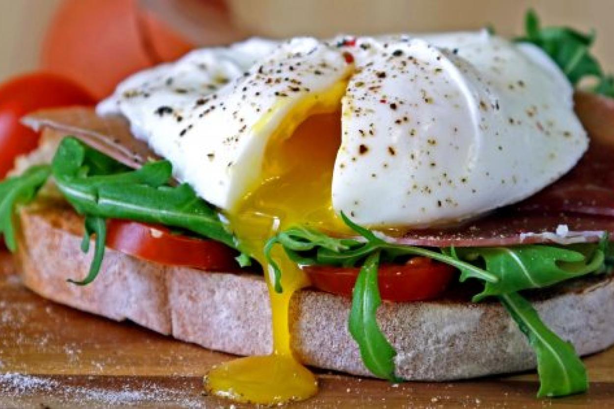 Как приготовить яйца-пашот за 45 секунд: секрет от повара