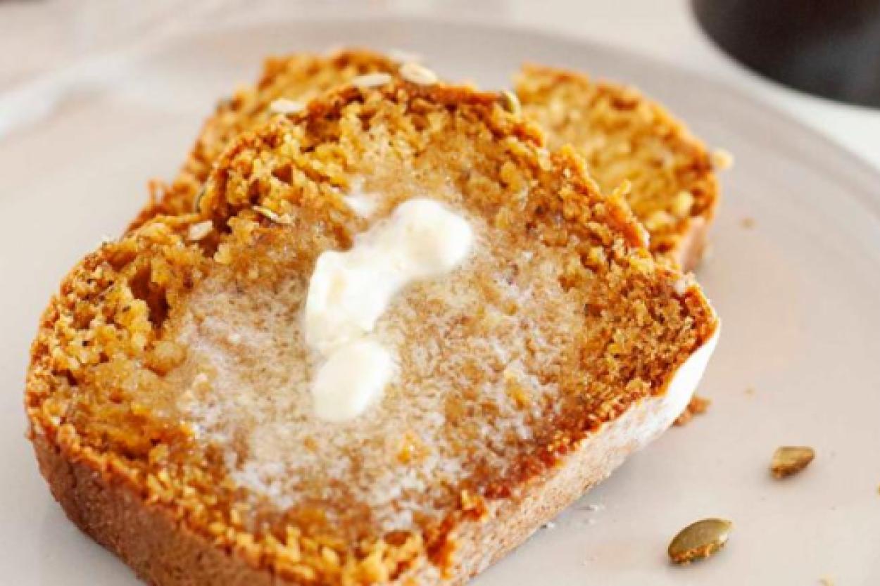 Осенний десерт: тыквенный хлеб с нежной сливочной начинкой