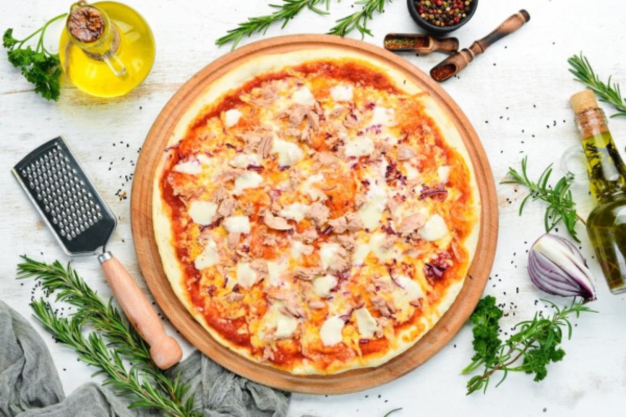 Хрустящее тесто, сочный тунец и много сыра — пицца, которая покорит всех