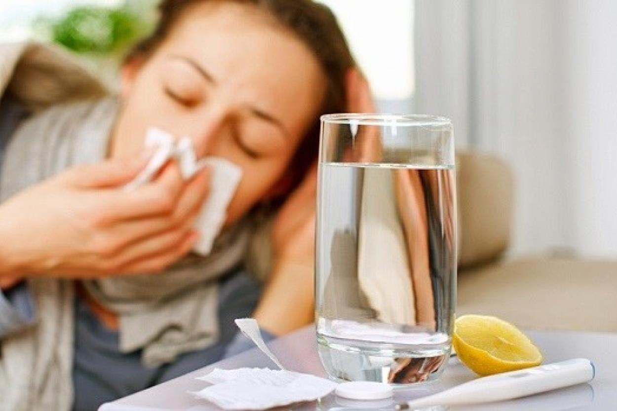 Он лучше всего спасает от простуды: что пить, когда тело борется с болезнью