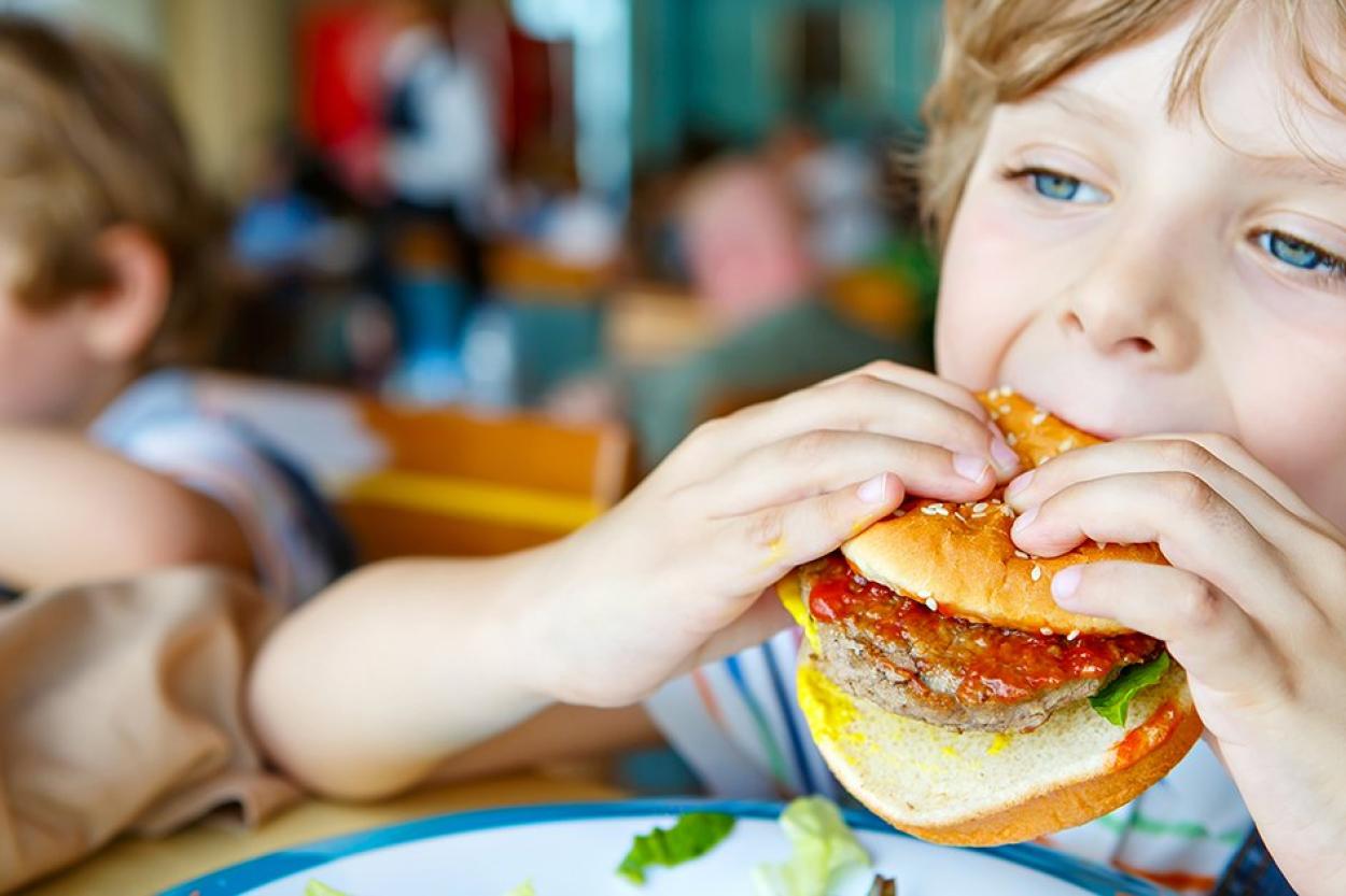 Зависимость сродни никотиновой: почему детей не стоит часто кормить фастфудом