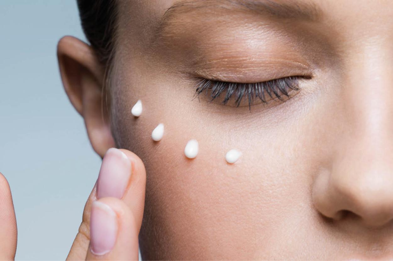 Без припухлостей и лишних морщин: лучший способ наносить крем для век