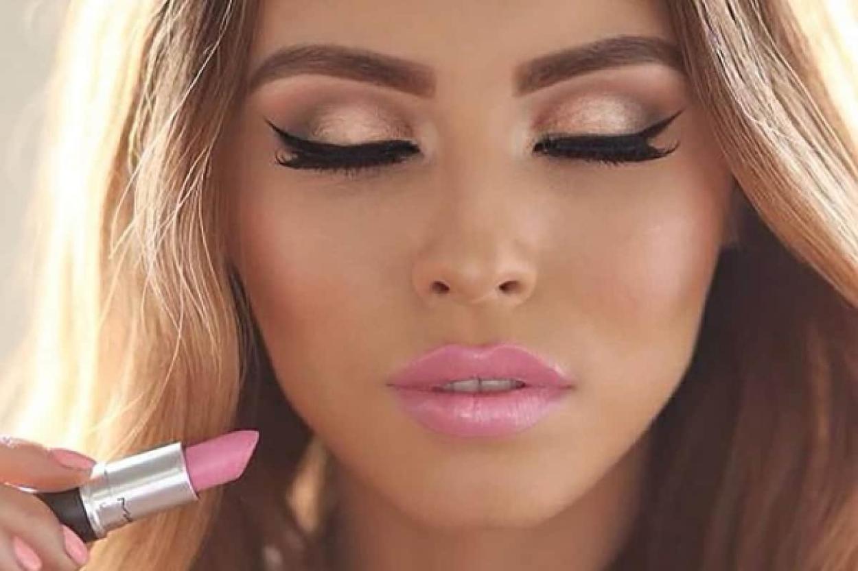 Возвращение ярко-розовой помады: тренд зимы 2026