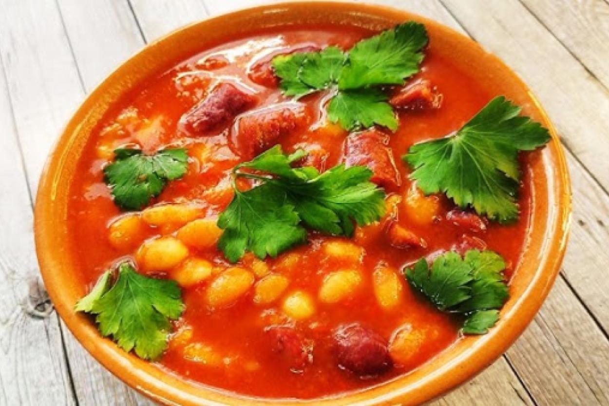 Суп с фасолью и колбасками: идеальное блюдо для уютного вечера