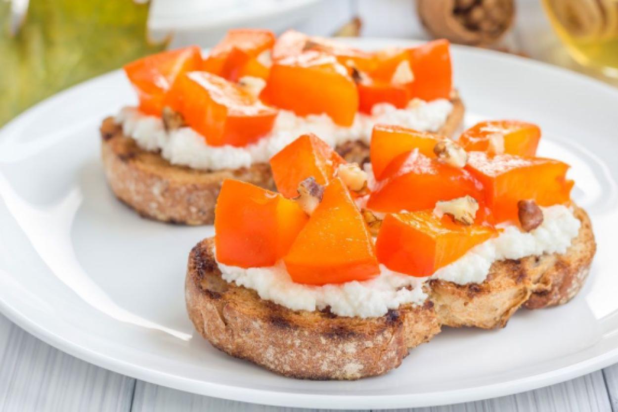 Тосты с хурмой и сливочным сыром: идеальный перекус