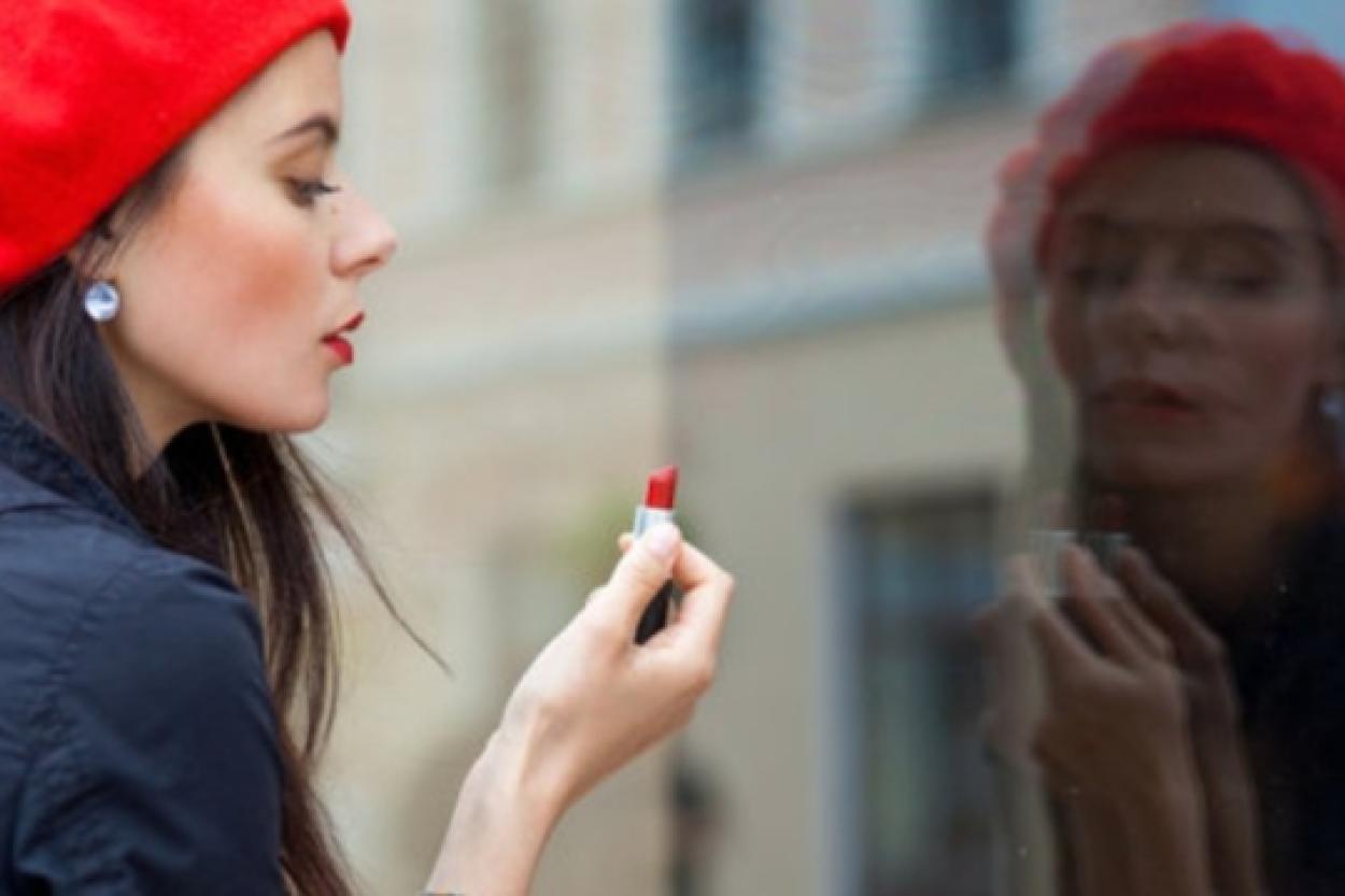 Как добавить красный акцент в свой образ