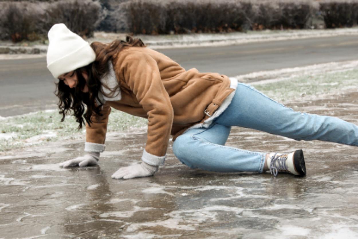 Зимние советы: как избежать падений и травм на льду