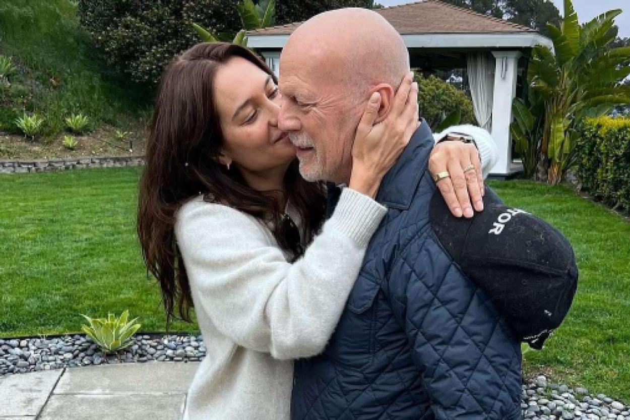 Рождество с любовью: как Эмма Хеминг поддерживает Брюса Уиллиса в трудные времена