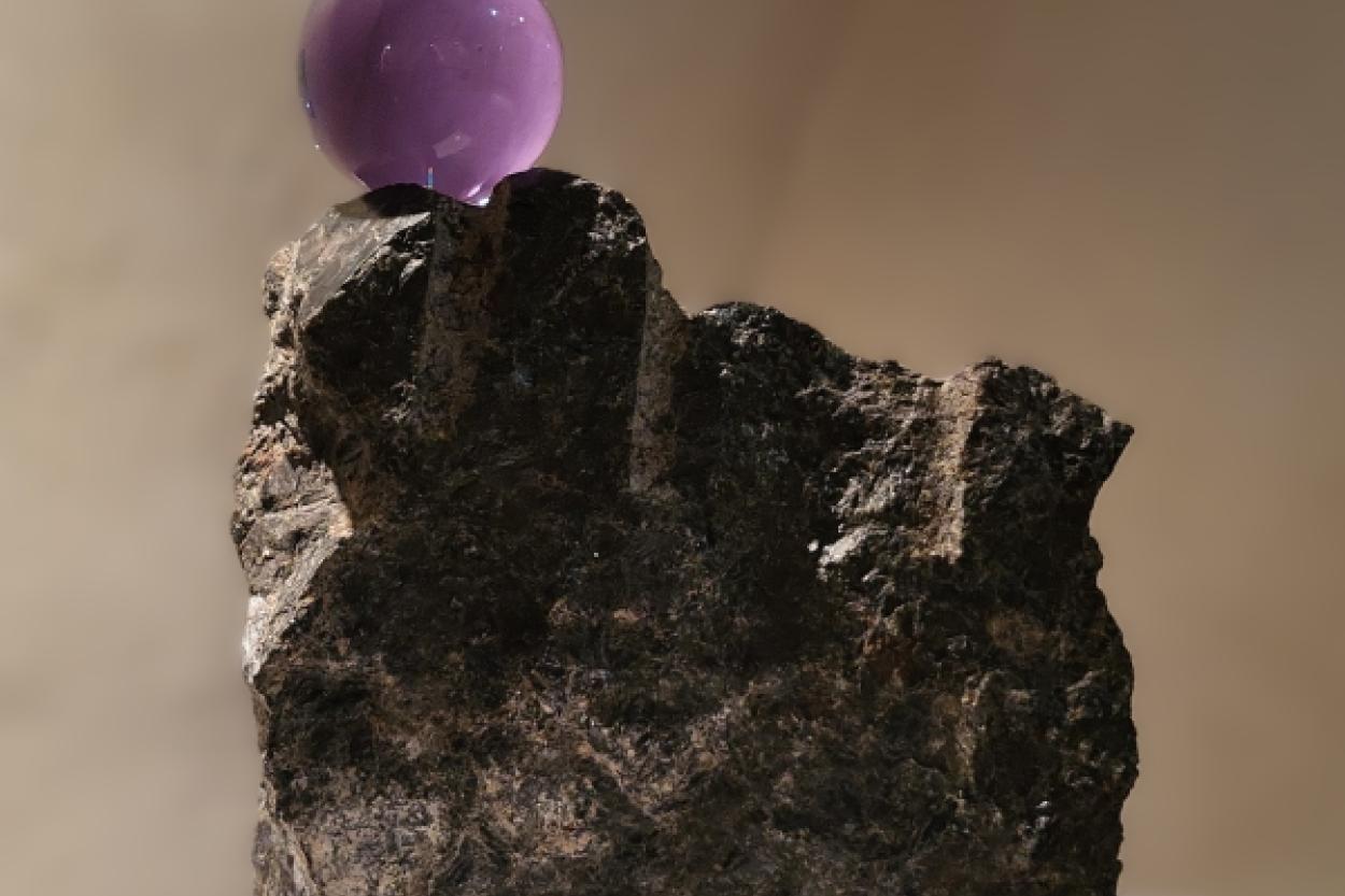 Загляните в мир стеклянных чудес: выставка «Сладкая река надежды» в Доме Менцендорфа