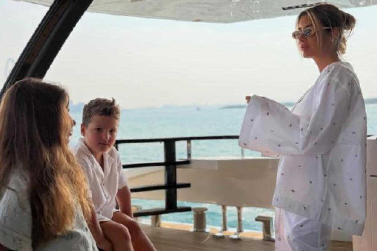 Как 39-летняя Кети Топурия наслаждается отдыхом с детьми на роскошной яхте в Дубае