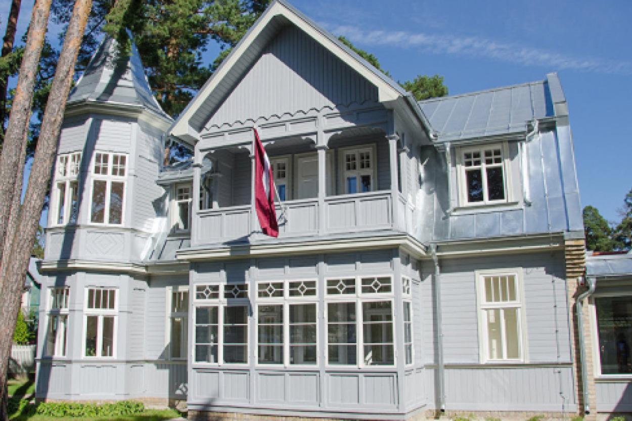 Слияние поэзии и природы: выставка Гиты Спринс в Юрмале