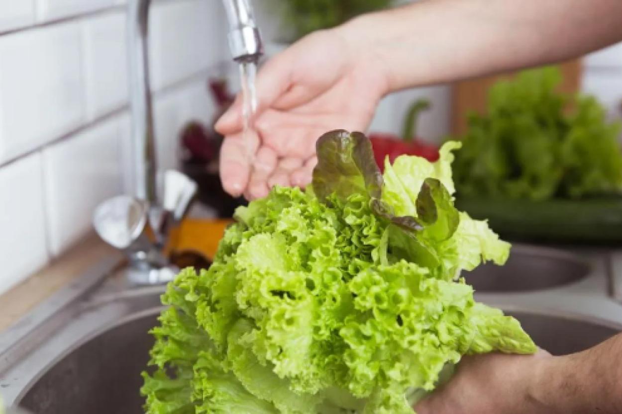 Секреты свежести: почему мыть зелень сразу не стоит?