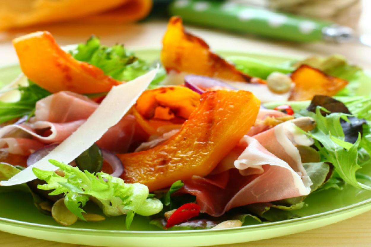 Зимний салат с тыквой, беконом и рукколой: быстро и вкусно для холодных вечеров