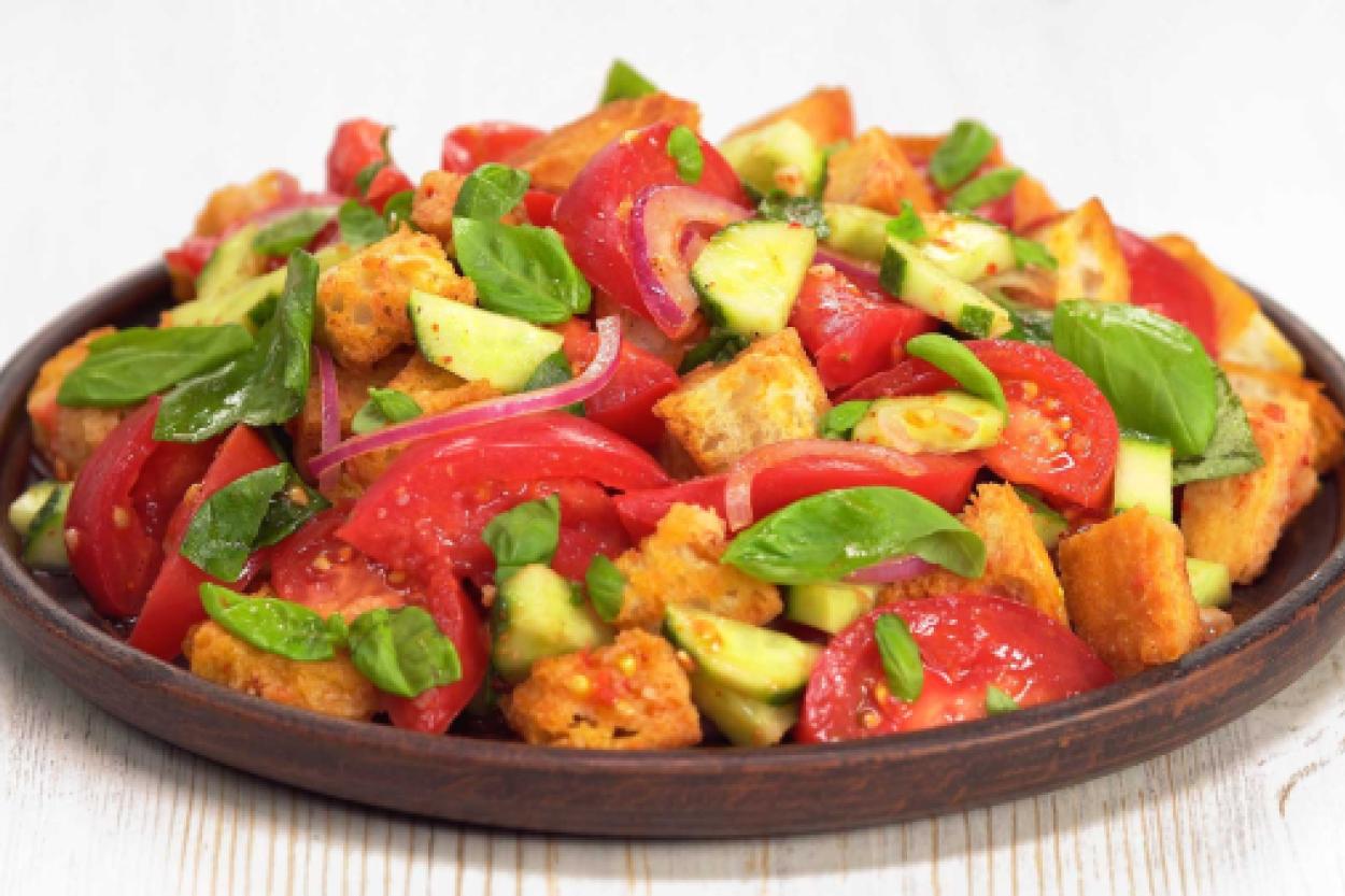 Итальянская панцанелла: как приготовить салат, который украсит ваш стол