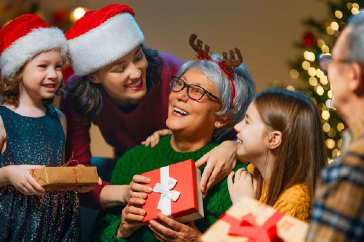 Подарки для пожилых родственников на Новый год 2026: как не ошибиться
