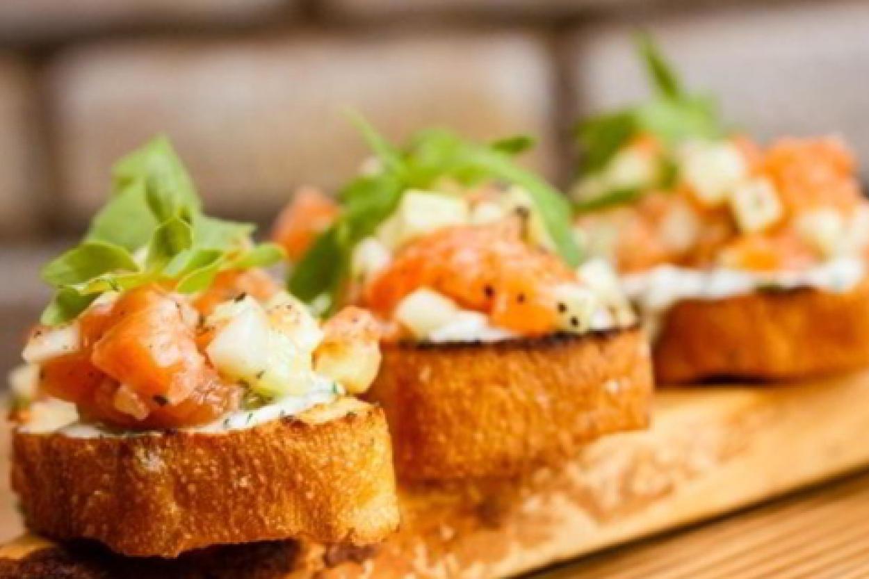Удивительные бутерброды: как порадовать гостей простыми закусками