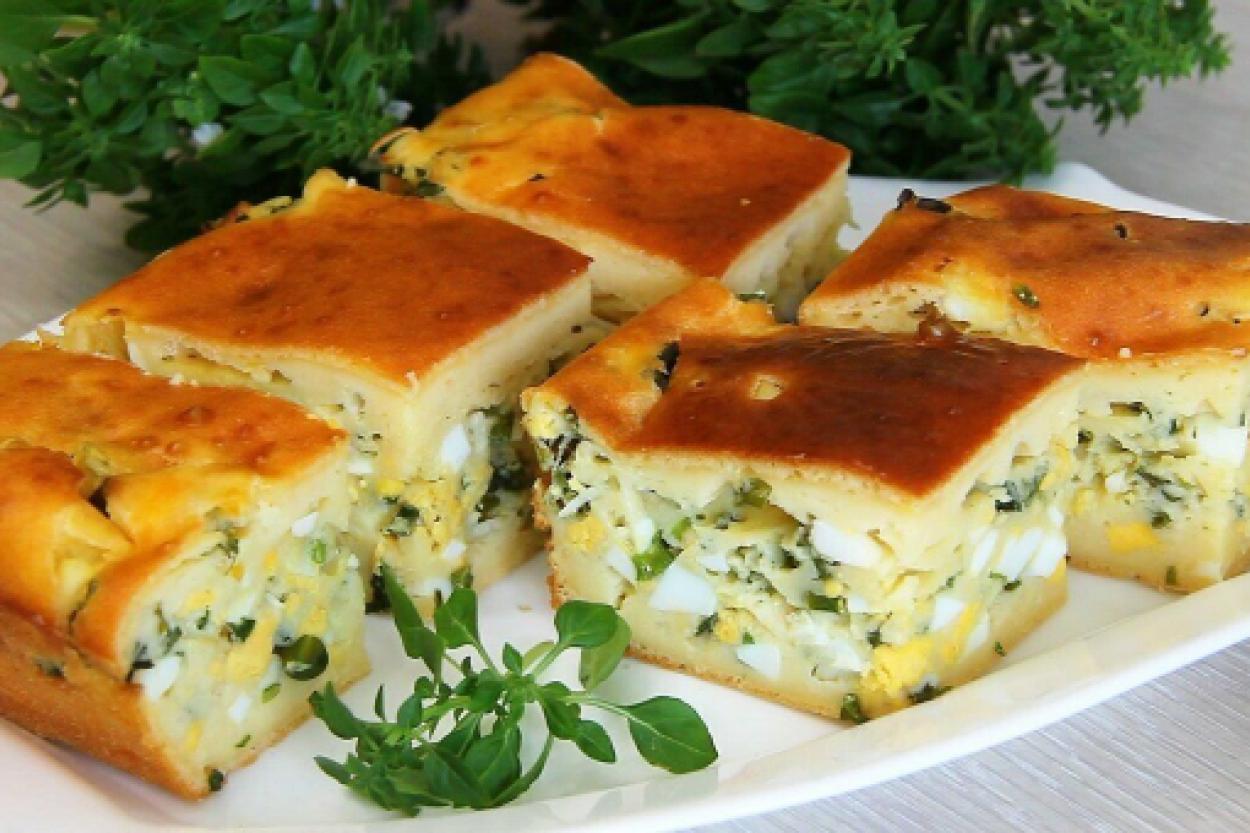 Нежный и воздушный: заливной пирог с луком и яйцами
