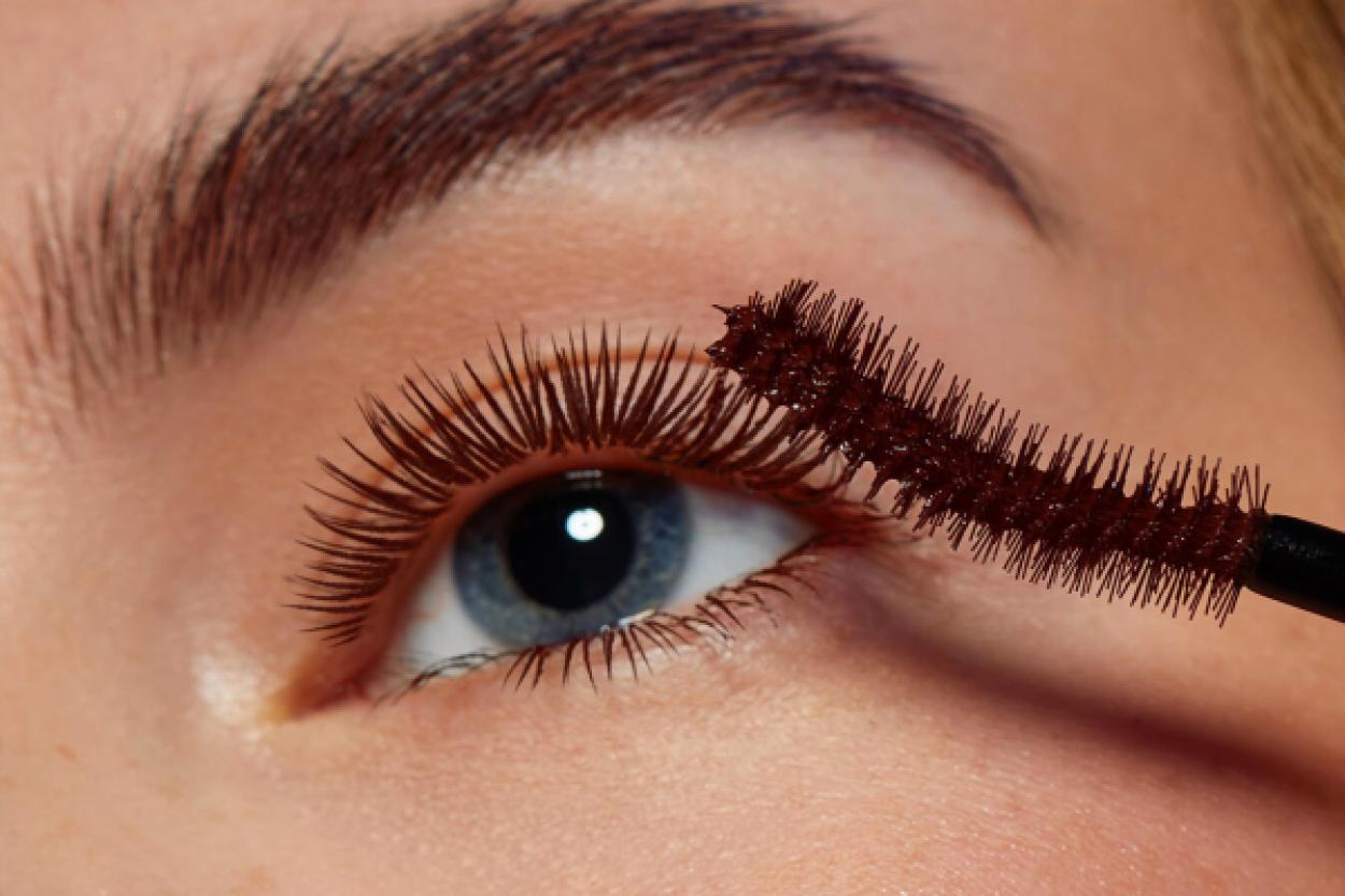 Зимний макияж: выбираем оттенки туши для любого настроения