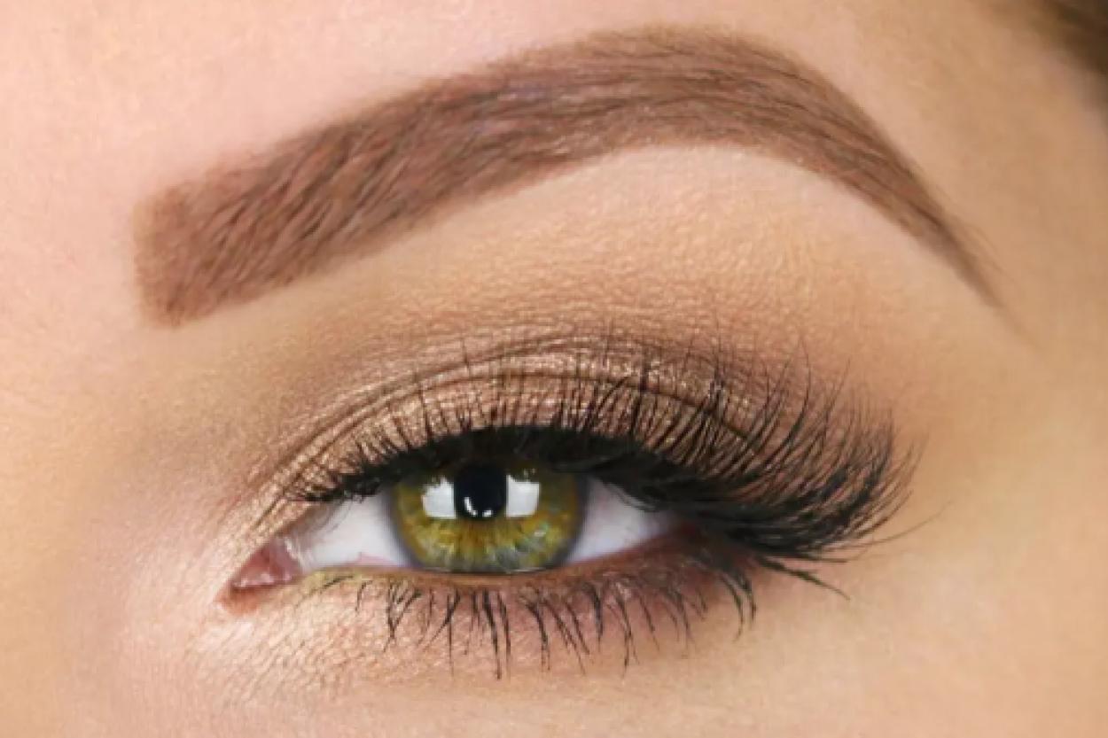 Коричневый — универсальный цвет в макияже 2026 года