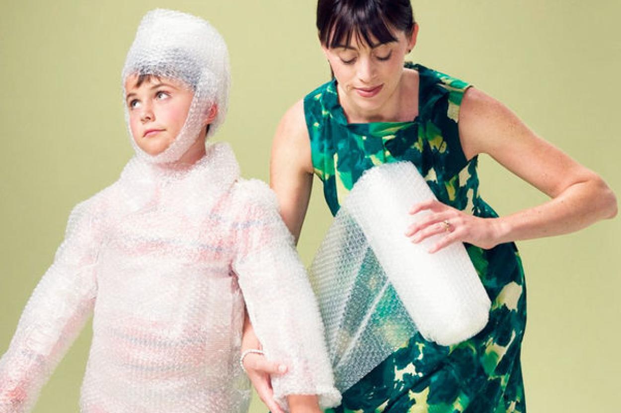 Родители, которые не отпускают: как их гиперопека влияет на детей