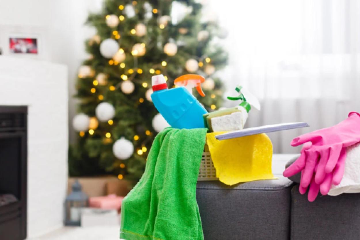 Как легко вынести ёлку из квартиры и избежать иголок на полу