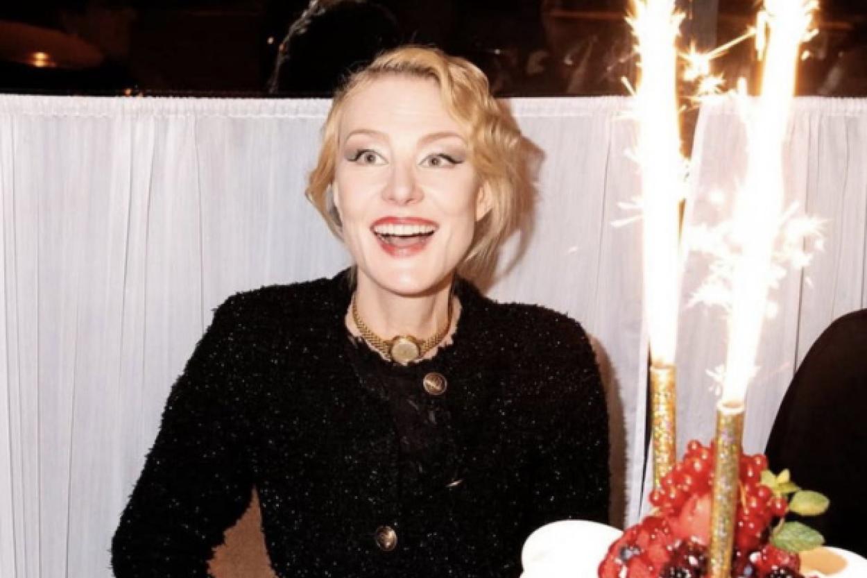 Элегантный стиль 59-летней Ренаты Литвиновой на праздновании своего дня рождения