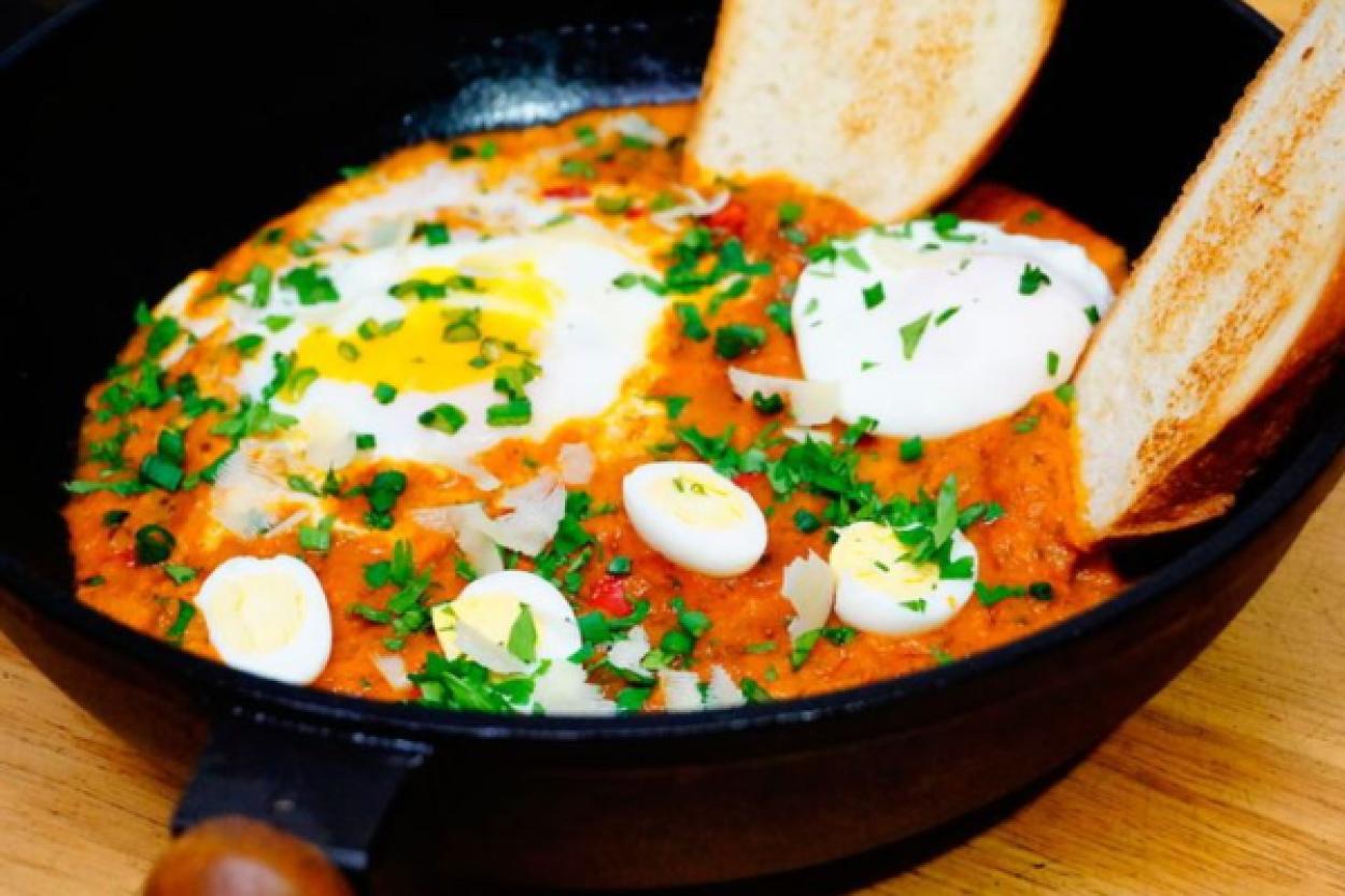 Итальянский вариант шакшуки: яйца «в чистилище»