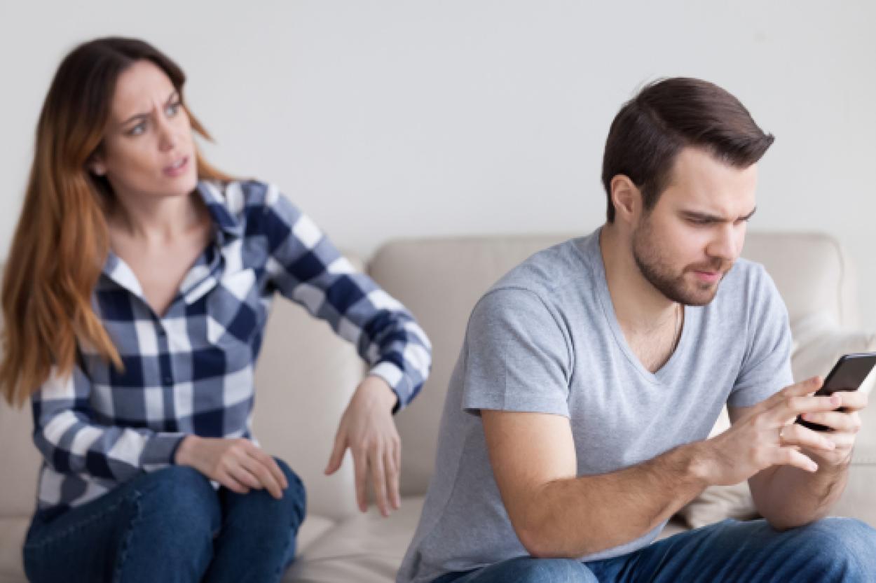 Когда прошлое не отпускает: почему ваш партнёр продолжает общение с бывшей