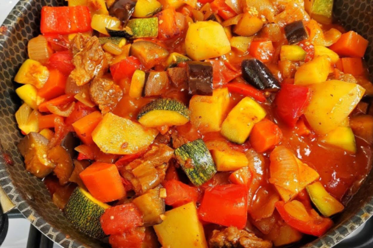 Мясное рагу за 10 минут: легкий и вкусный способ порадовать себя