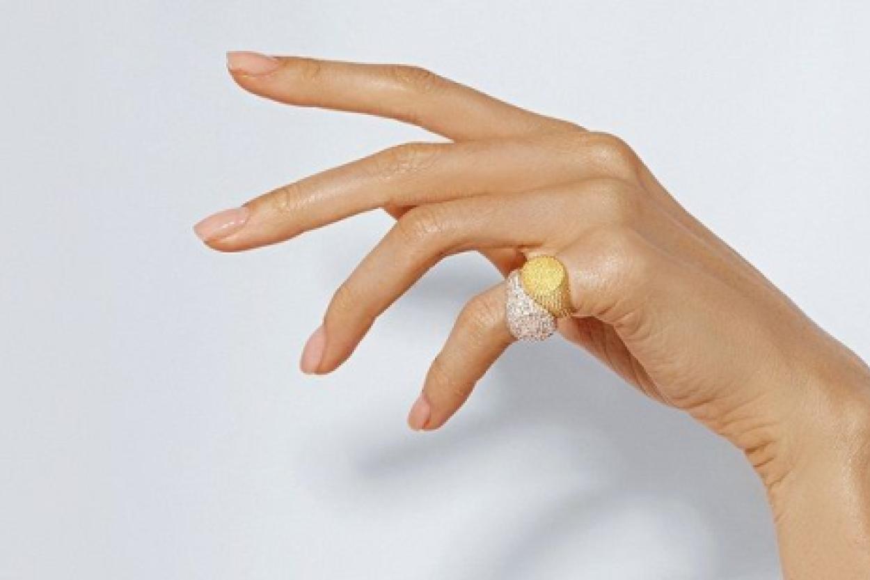 Кольцо на мизинце: что означает эта привычка у мужчин и женщин