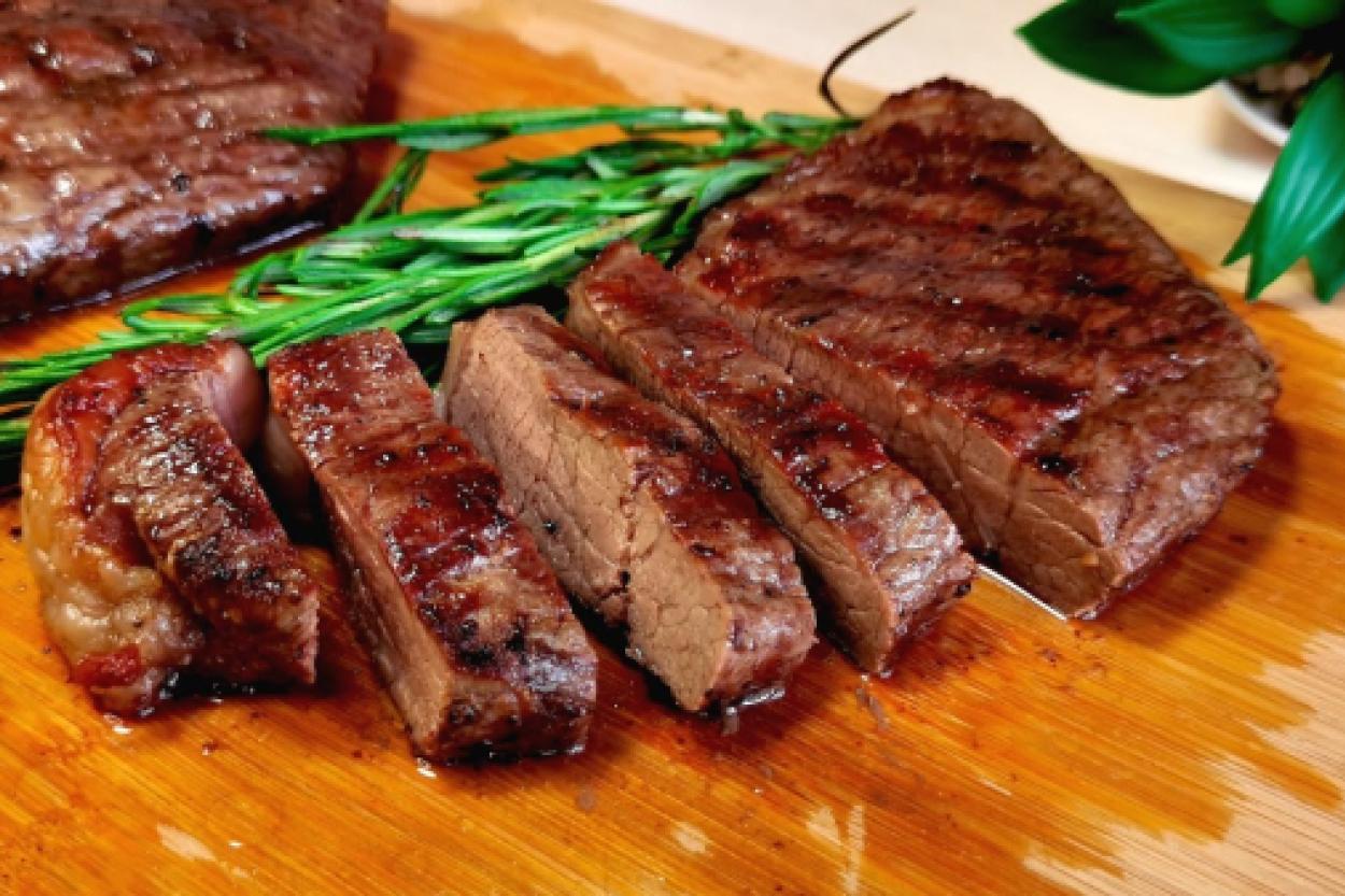 Сочный и вкусный стейк на сковороде: советы по приготовлению