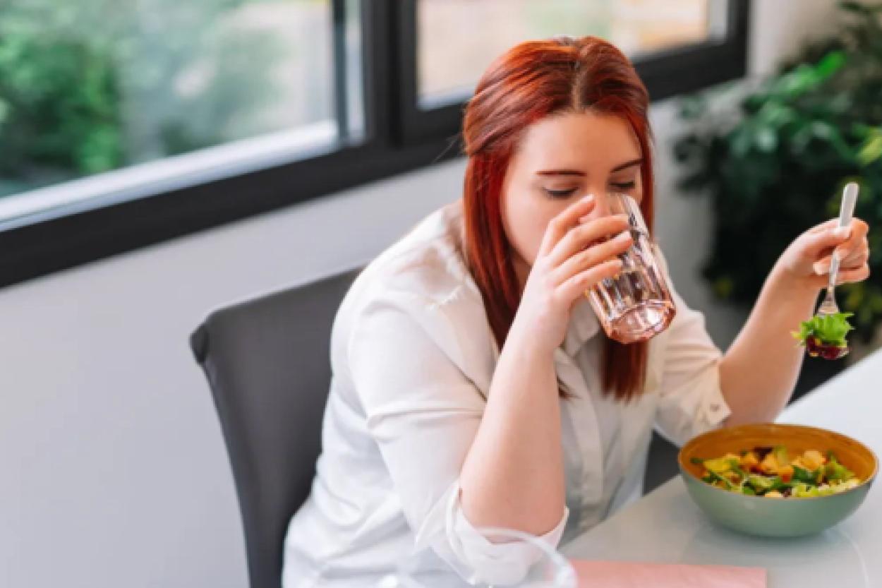 Можно ли пить воду во время еды: что говорят врачи