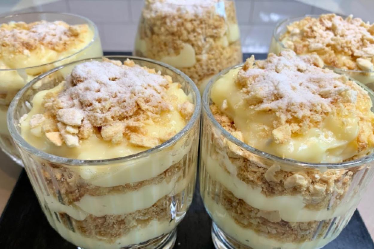 Легкий и изысканный десерт: готовим "ленивый" «Наполеон» в стакане за 15 минут